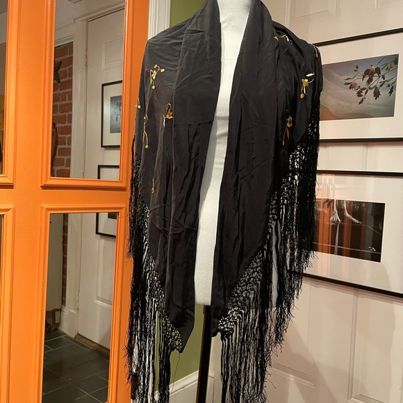 Black silk embroidered wrap - Picture 2 of 4